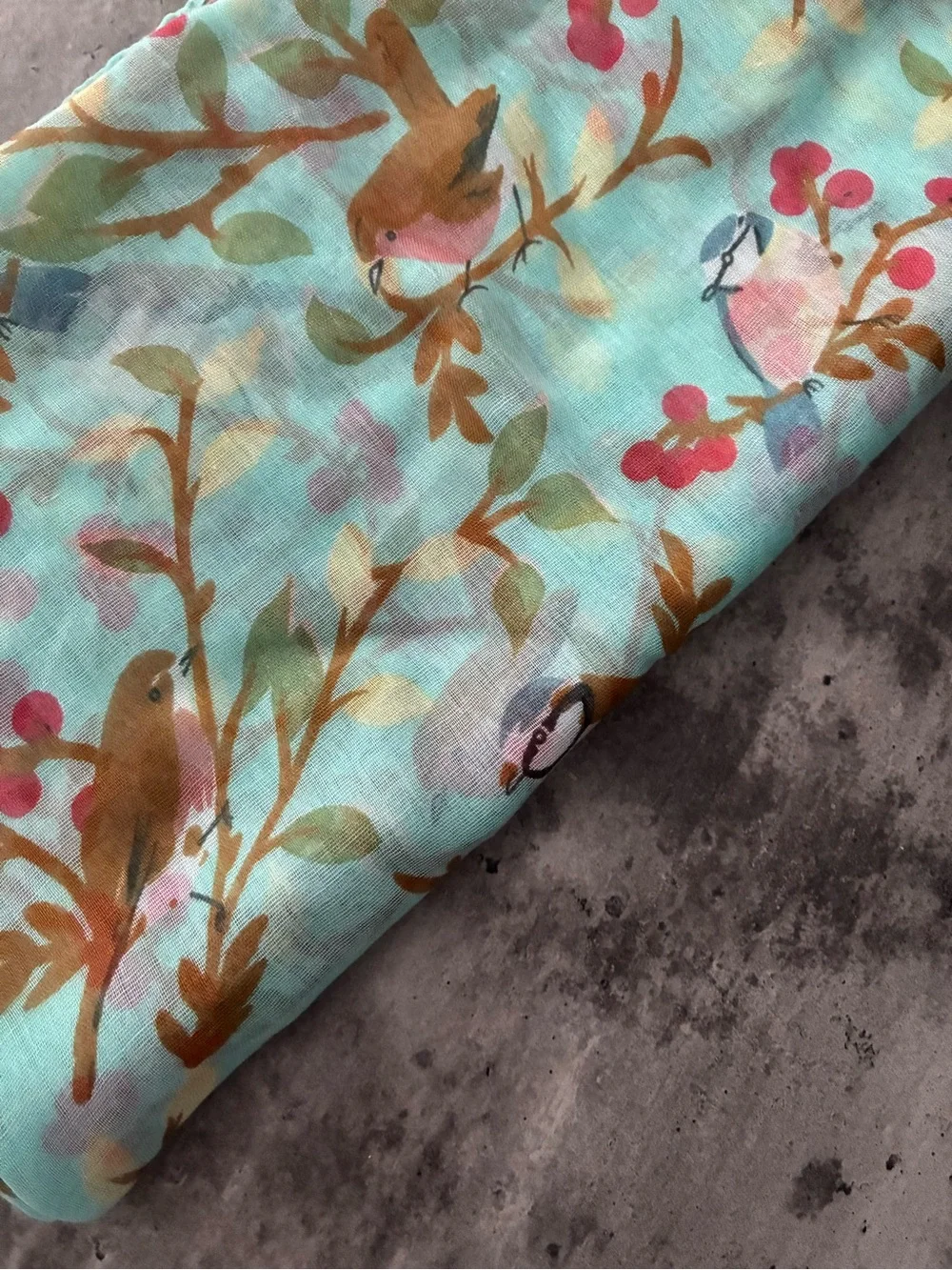 NWOT  Women’s Floral Bird Scarf